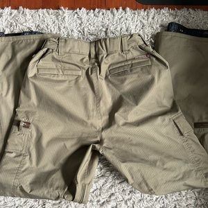 Quicksilver men’s snowboarding pants, olive green.